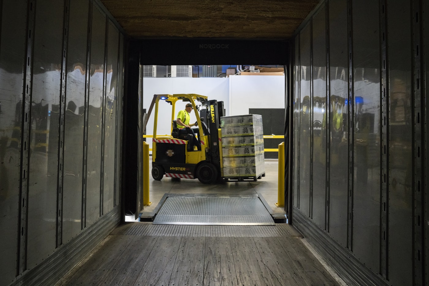 Empilhadeira operando em doca de carregamento durante a noite